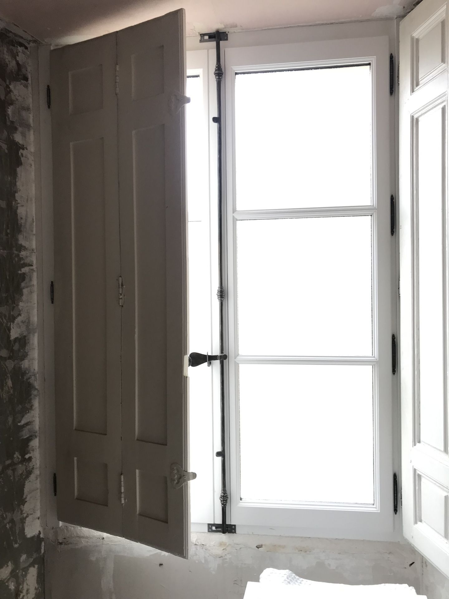 Fenetre 2 Vantaux Gueule De Loup Volets Interieurs Et Espagnolette Bois Sur Mesure