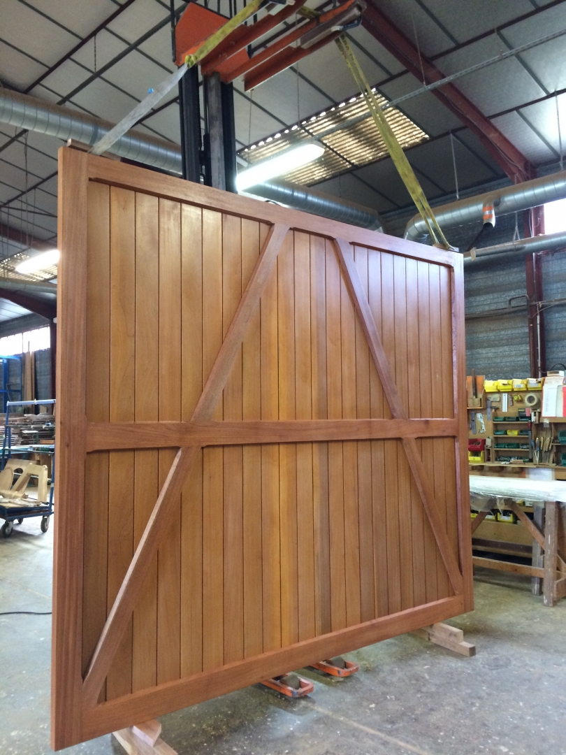 Grand Portail A Frises Sur Mesure En Bois