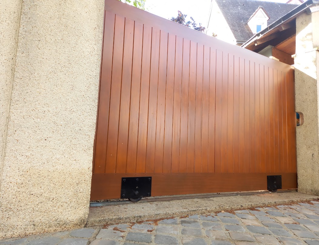 Portail Coulissant Frises Vue Exterieure Bois Sur Mesure