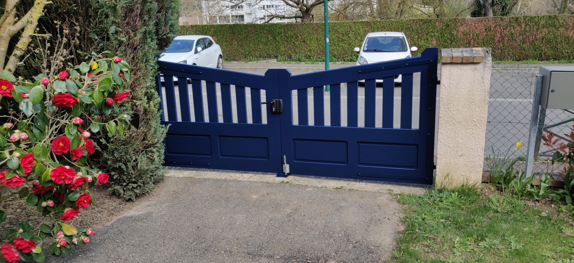 Portail En Bois Sur Mesure Barreaux Verticaux Et Panneaux