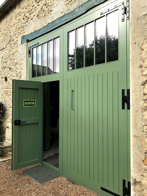 Porte De Grange Vitree Partie Haute Frises Partie Basse Portillon Ouvert Bois Sur Mesure