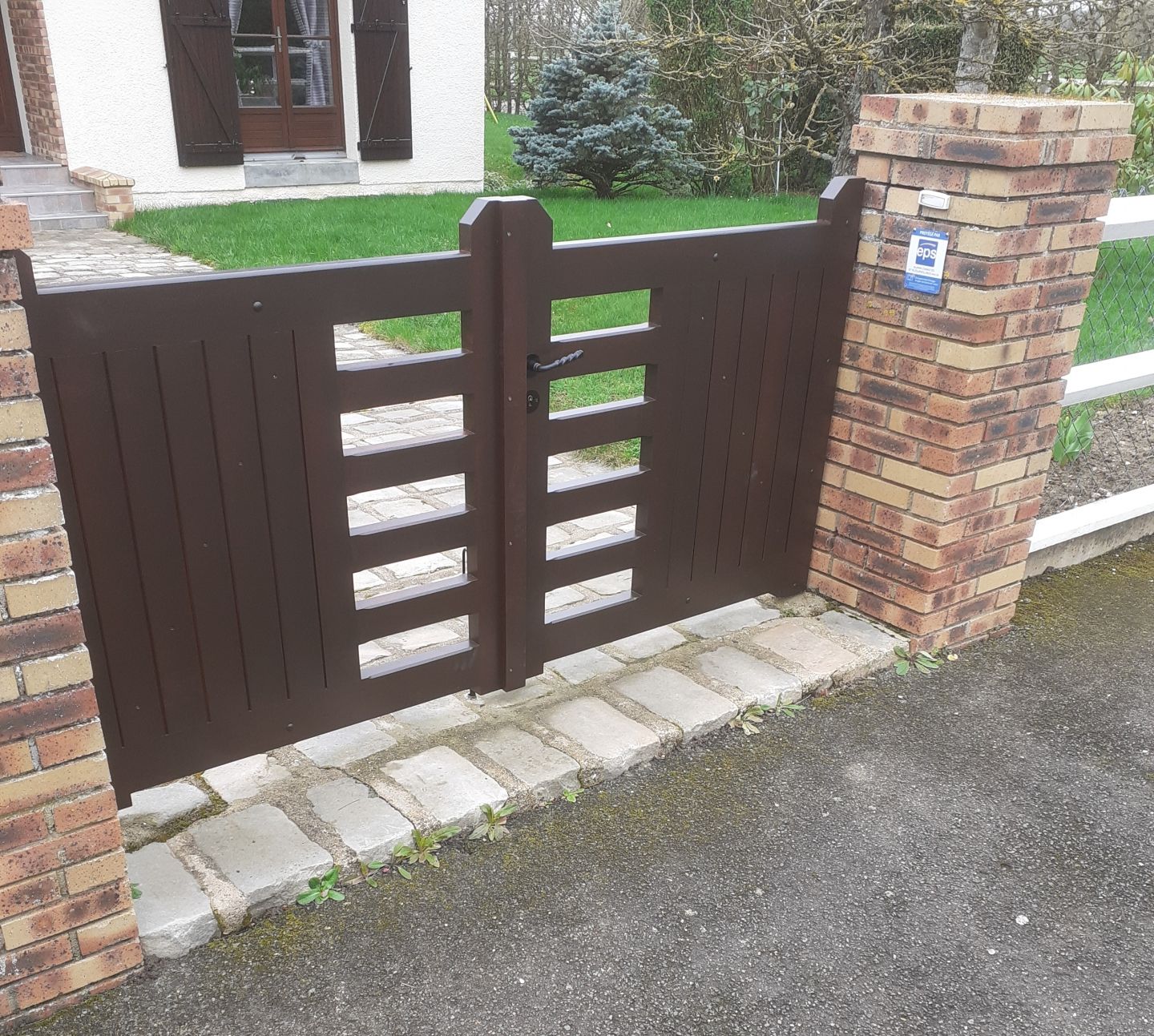 Portillon Bois Sur Mesure Frises Et Barreaux Finition Noyer