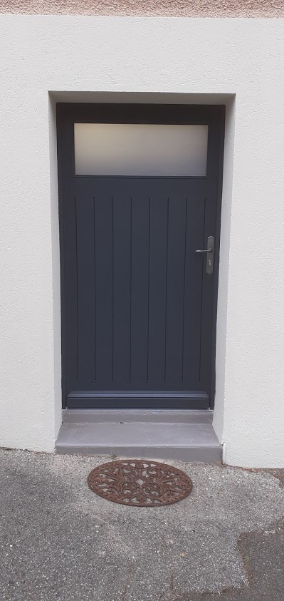 Porte 1 Carreau Et Frises Bois Sur Mesure Vue Exterieure