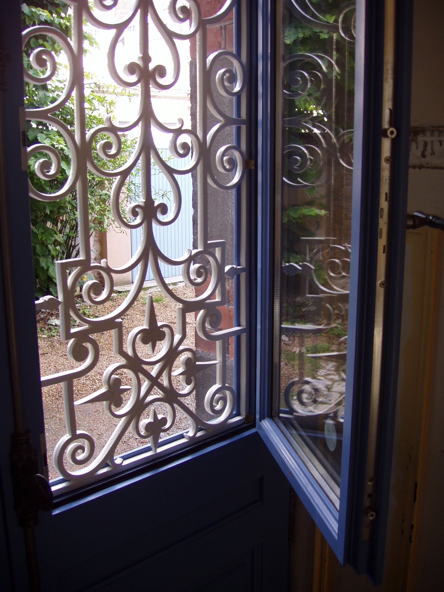 Detail Chassis Verre Grille Sur Mesure Bois